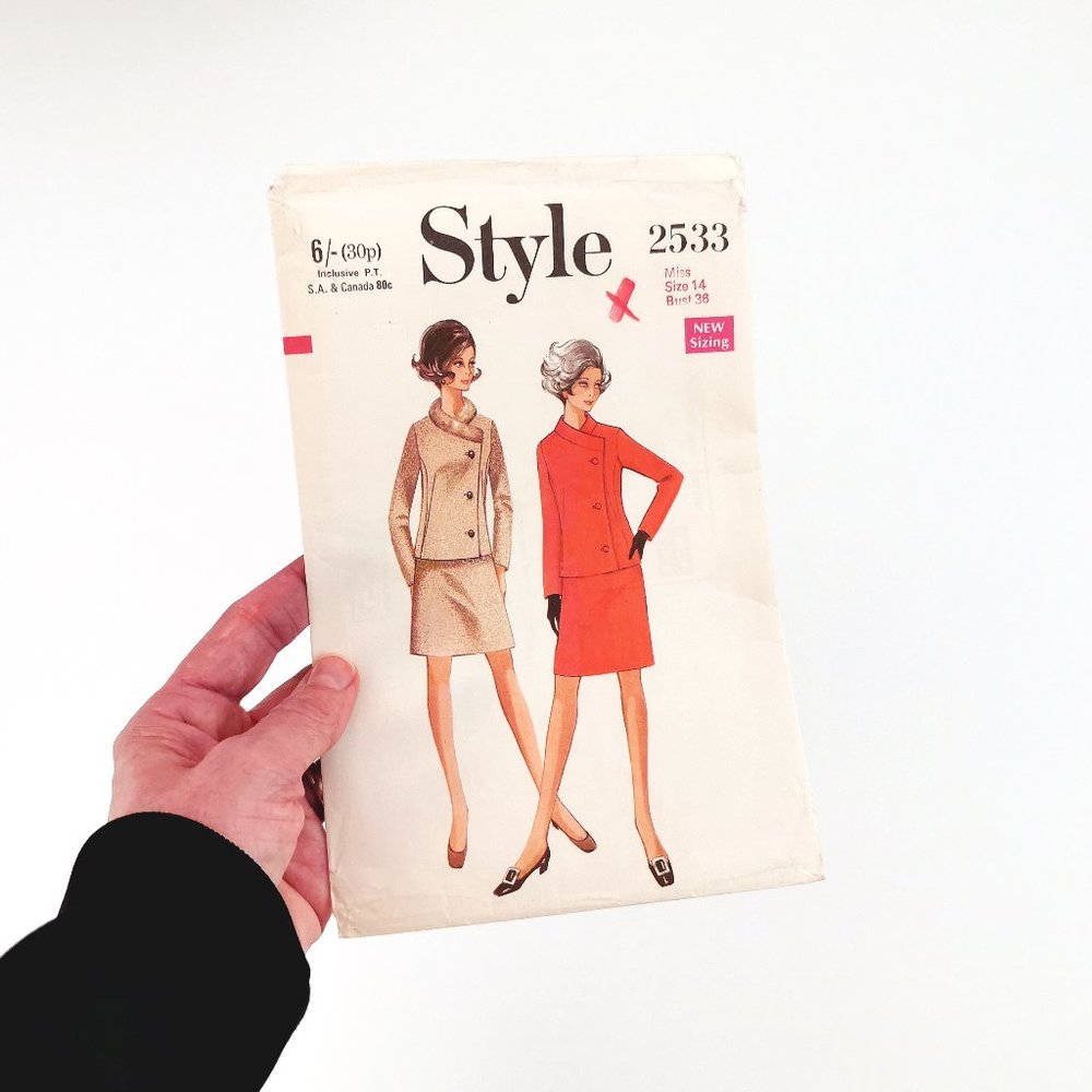 Style 2533 Jackie O Look Skirt Suit 1960s Sewing Pattern Bust 36 Modern US 6/8